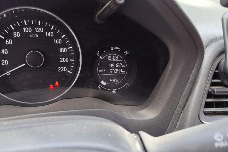 Used Honda Vezel 2015 1.5L CVT two-wheel drive Comfort trim Odometer Close Up