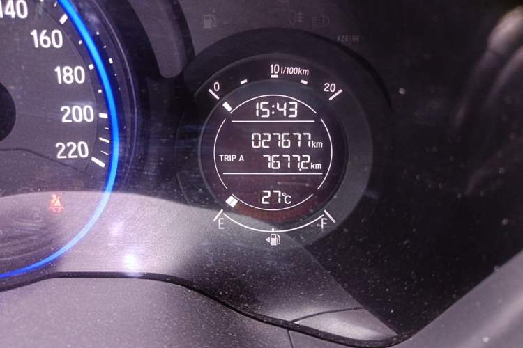 Used Honda Vezel 2015 1.5L manual two-wheel drive Comfort trim level Odometer Close Up
