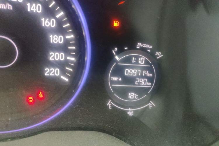 Used Honda Vezel 2015 1.5L CVT two-wheel drive Comfort trim Odometer Close Up