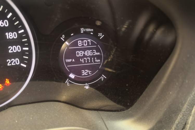 Used Honda Vezel 2015 1.5L CVT two-wheel drive Comfort trim Odometer Close Up