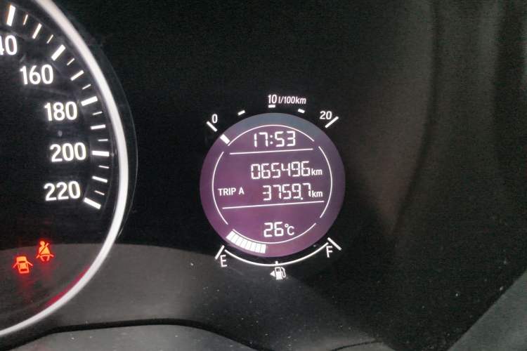Used Honda Vezel 2015 1.5L CVT two-wheel drive Comfort trim Odometer Close Up