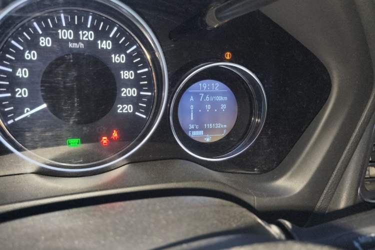 Used Honda Vezel 2015 1.8L CVT 2WD Luxury Model Odometer Close Up