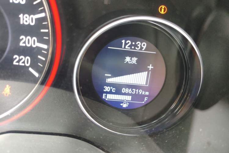 Used Honda Vezel 2015 1.8L CVT Four-Wheel Drive Flagship Model Odometer Close Up
