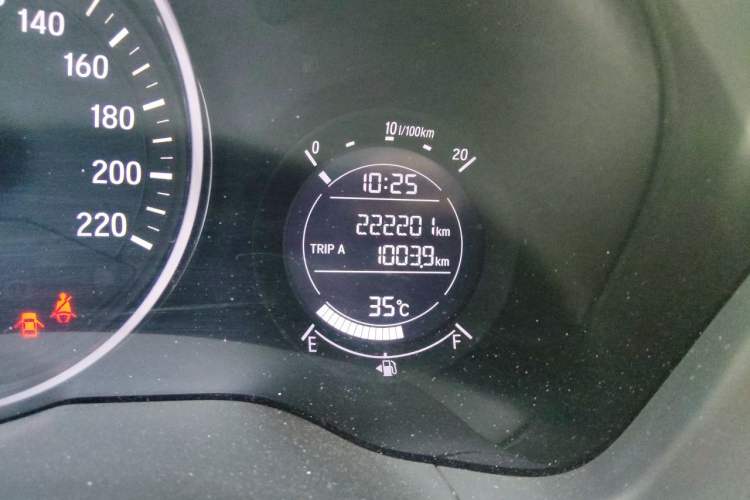 Used Honda Vezel 2015 1.5L CVT two-wheel drive Comfort trim Odometer Close Up