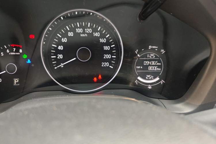 Used Honda Vezel 2015 1.8L CVT 2WD Elite Model Odometer Close Up