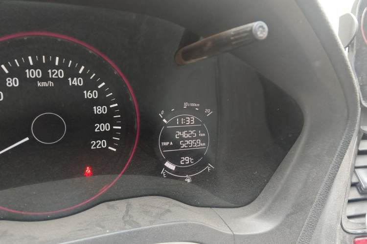 Used Honda Vezel 2015 1.5L CVT two-wheel drive Comfort trim Odometer Close Up