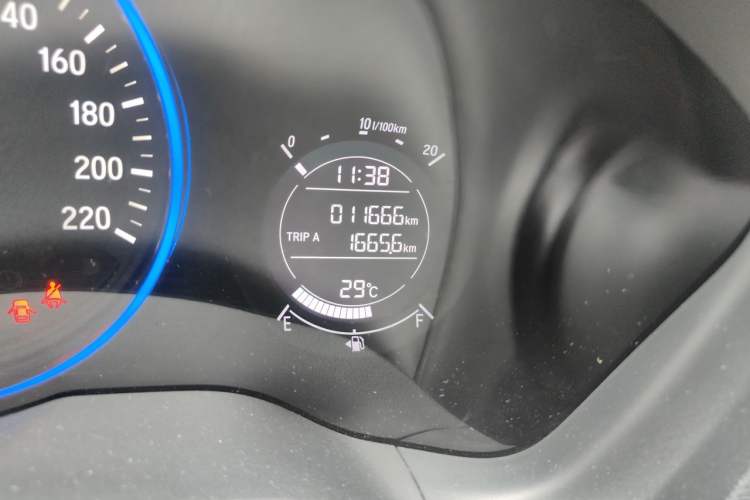 Used Honda Vezel 2015 1.5L CVT two-wheel drive Comfort trim Odometer Close Up