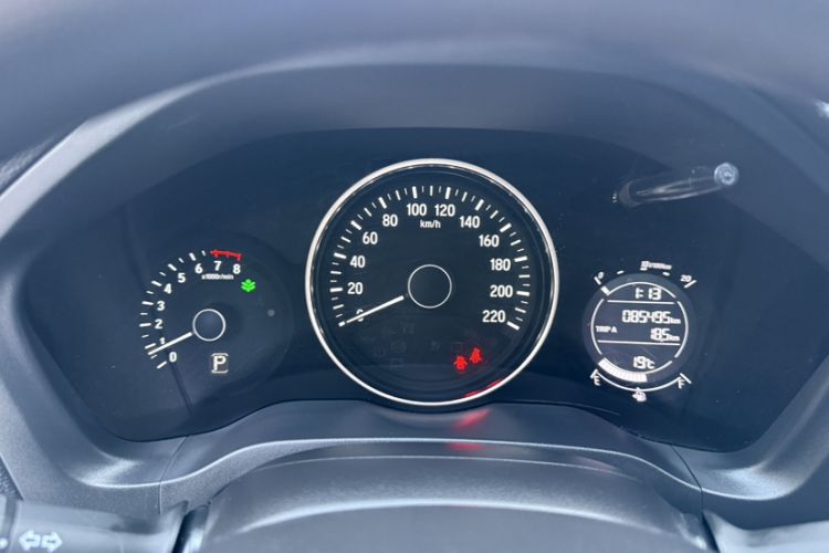 Used Honda Vezel 2015 1.5L CVT two-wheel drive Comfort trim Odometer Close Up
