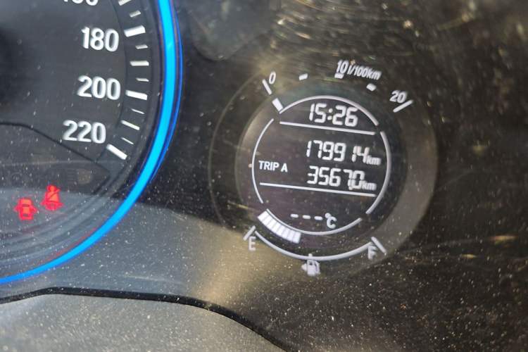 Used Honda Vezel 2015 1.5L manual two-wheel drive Comfort trim level Odometer Close Up