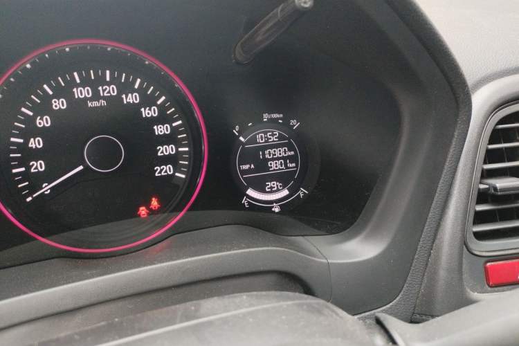 Used Honda Vezel 2015 1.8L CVT 2WD Elite Model Odometer Close Up