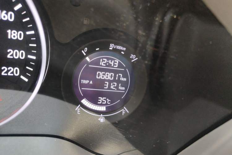 Used Honda Vezel 2015 1.5L CVT two-wheel drive Comfort trim Odometer Close Up