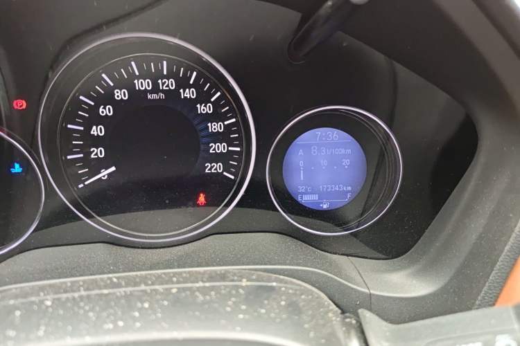 Used Honda Vezel 2015 1.8L CVT 2WD Luxury Model Odometer Close Up