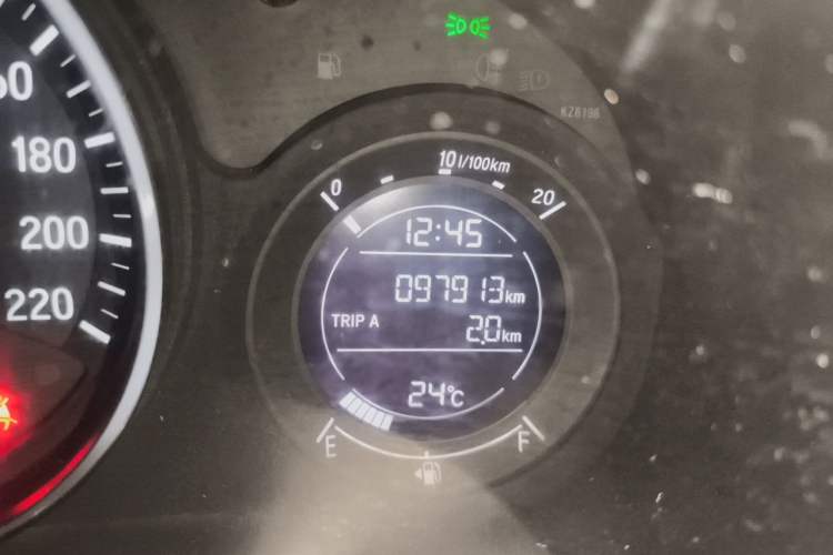 Used Honda Vezel 2015 1.5L CVT two-wheel drive Comfort trim Odometer Close Up