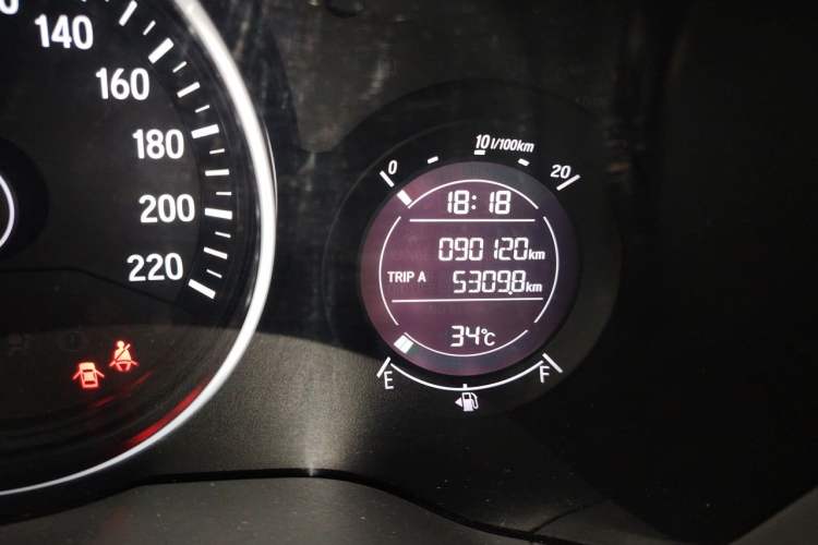 Used Honda Vezel 2015 1.8L CVT 2WD Elite Model Odometer Close Up