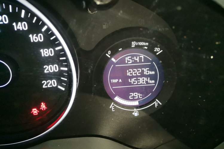 Used Honda Vezel 2015 1.5L CVT two-wheel drive Comfort trim Odometer Close Up