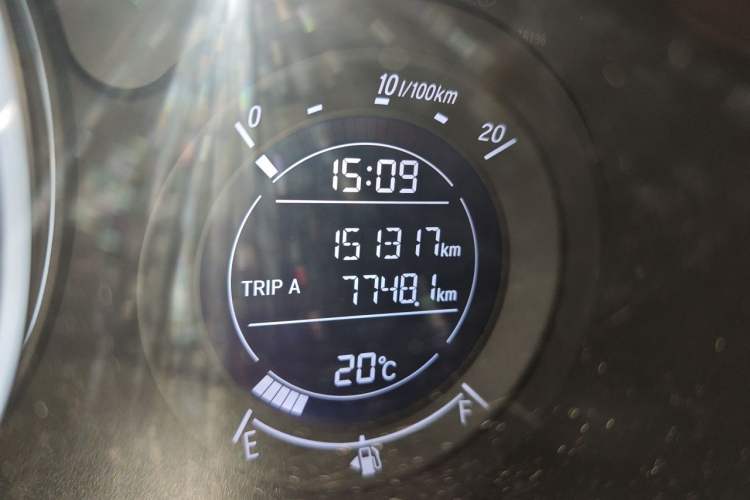 Used Honda Vezel 2015 1.5L CVT two-wheel drive Comfort trim Odometer Close Up