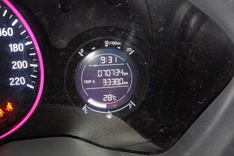 Used Honda Vezel 2015 1.8L CVT 2WD Elite Model Odometer Close Up