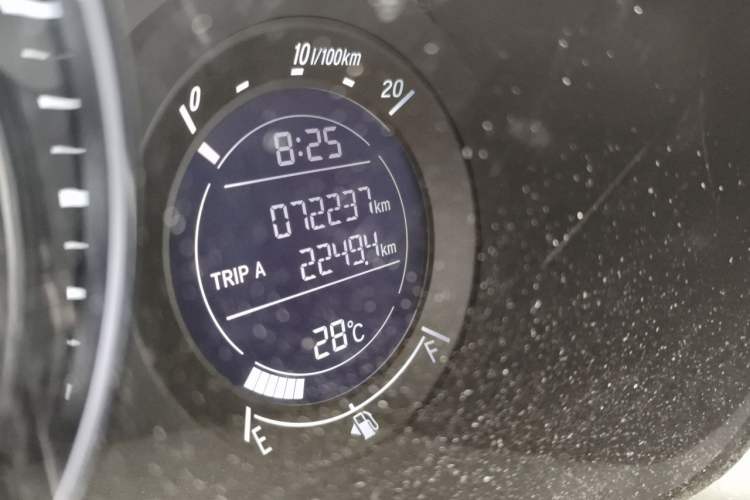 Used Honda Vezel 2015 1.8L CVT 2WD Elite Model Odometer Close Up