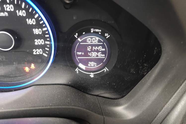 Used Honda Vezel 2015 1.5L CVT two-wheel drive Comfort trim Odometer Close Up