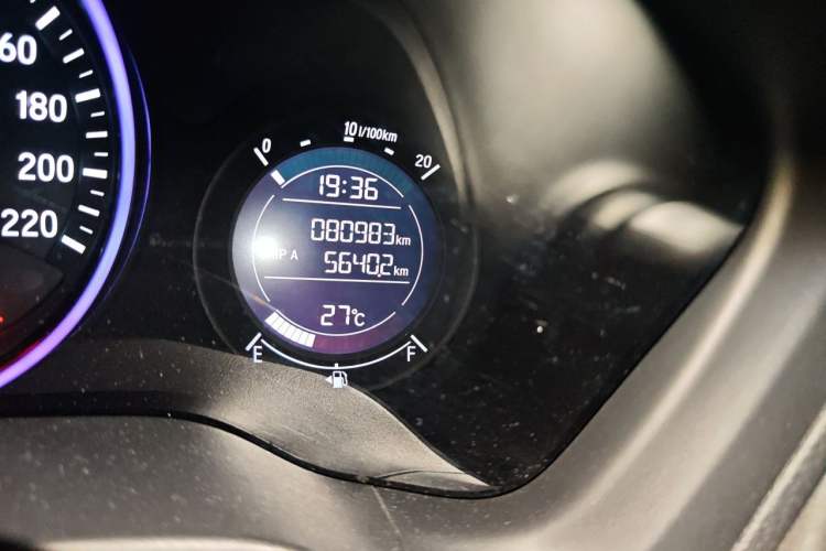 Used Honda Vezel 2015 1.5L CVT two-wheel drive Comfort trim Odometer Close Up
