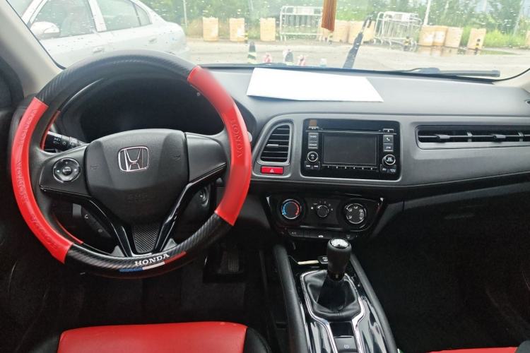 Used Honda Vezel 2015 1.5L manual two-wheel drive Comfort trim level Center Console