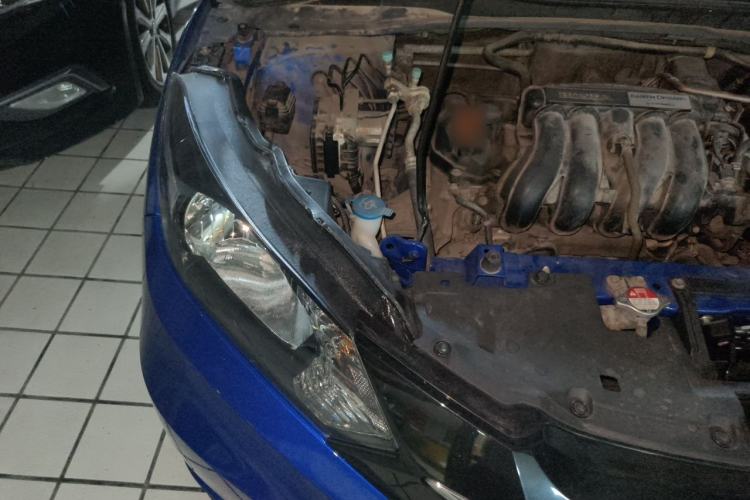 Used Honda Vezel 2015 1.5L CVT two-wheel drive Comfort trim Engine Bay Right