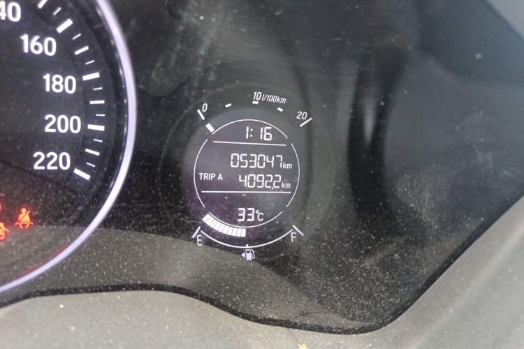 Used Honda Vezel 2015 1.5L CVT two-wheel drive Comfort trim Odometer Close Up