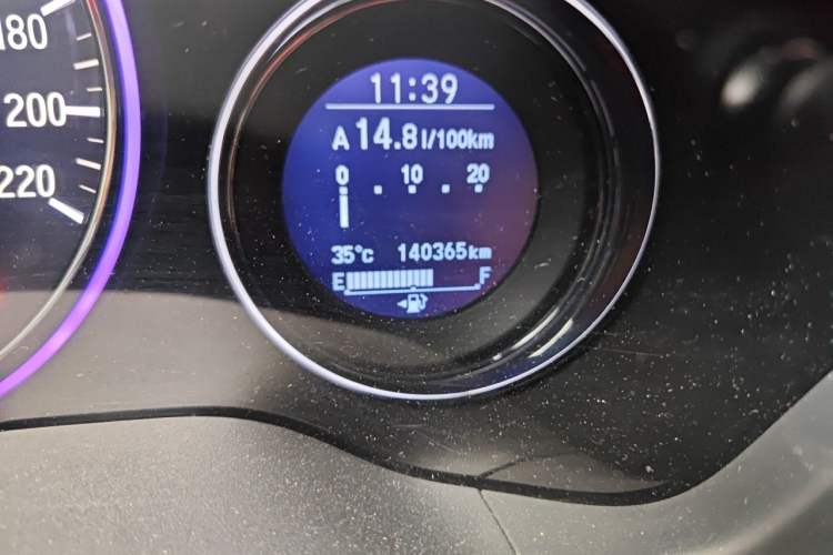 Used Honda Vezel 2015 1.8L CVT 2WD Luxury Model Odometer Close Up