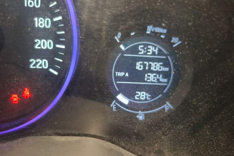 Used Honda Vezel 2015 1.5L CVT two-wheel drive Comfort trim Odometer Close Up