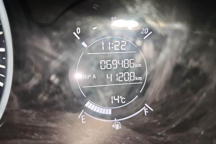 Used Honda Vezel 2015 1.5L CVT two-wheel drive Comfort trim Odometer Close Up