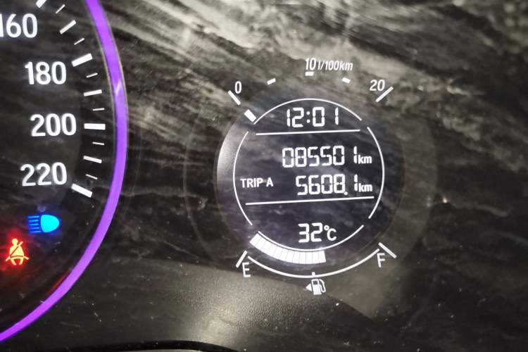 Used Honda Vezel 2015 1.5L CVT two-wheel drive Comfort trim Odometer Close Up