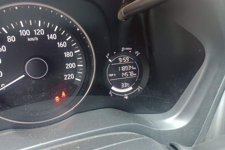 Used Honda Vezel 2015 1.5L CVT two-wheel drive Comfort trim Odometer Close Up
