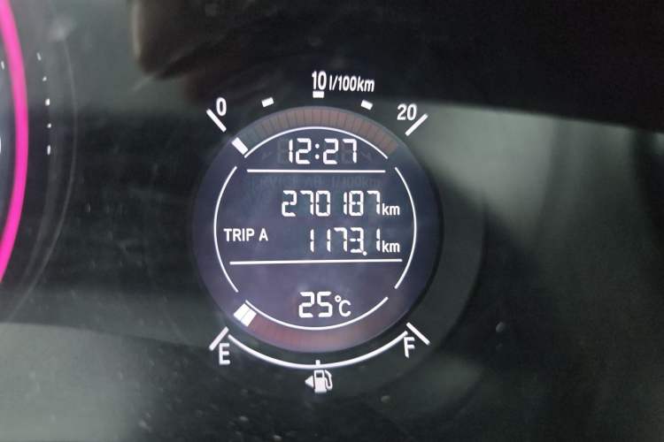 Used Honda Vezel 2015 1.5L manual two-wheel drive Comfort trim level Odometer Close Up