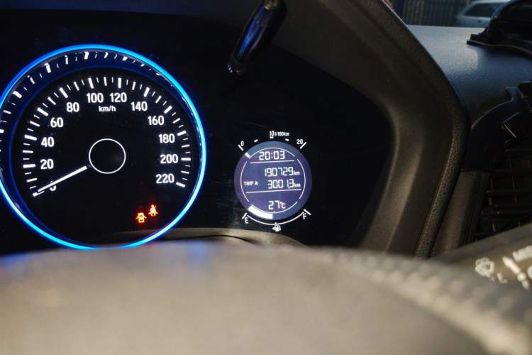 Used Honda Vezel 2015 1.5L CVT two-wheel drive Comfort trim Odometer Close Up