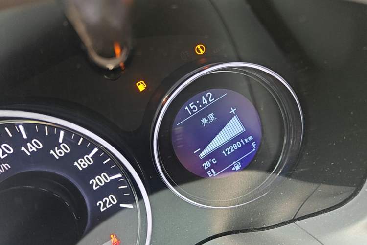 Used Honda Vezel 2015 1.8L CVT 2WD Luxury Model Odometer Close Up