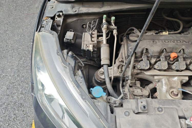 Used Honda Vezel 2015 1.8L CVT 2WD Luxury Model Engine Bay Right