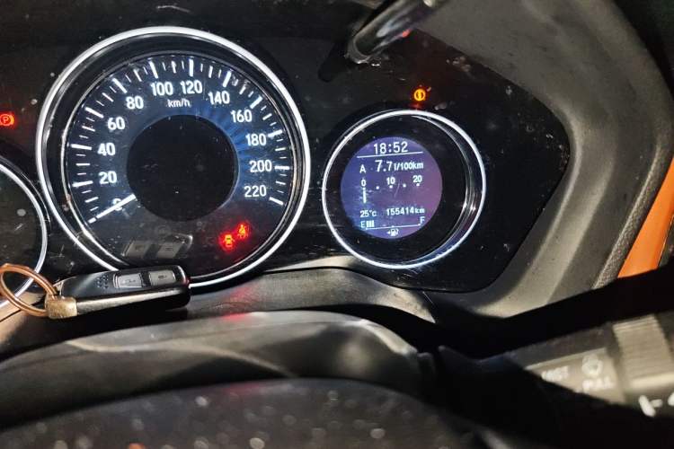 Used Honda Vezel 2015 1.8L CVT 2WD Luxury Model Odometer Close Up