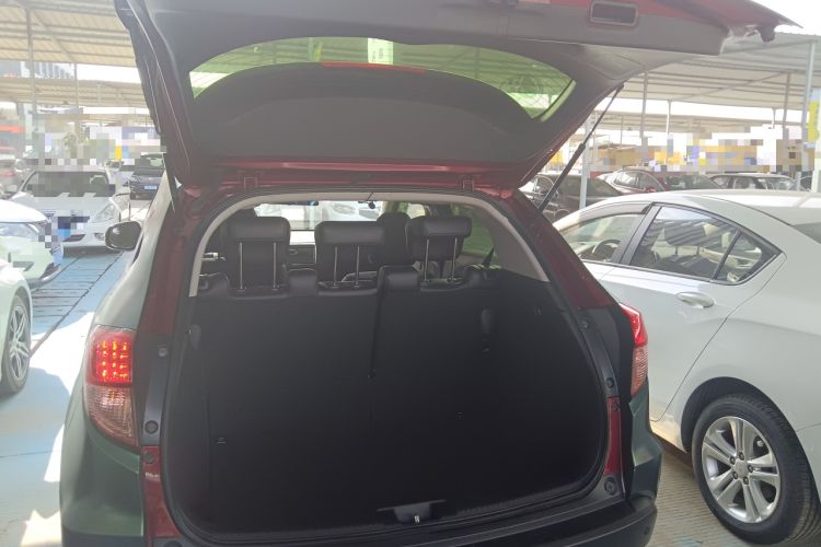 Used Honda Vezel 2015 1.8L CVT 2WD Elite Model Trunk