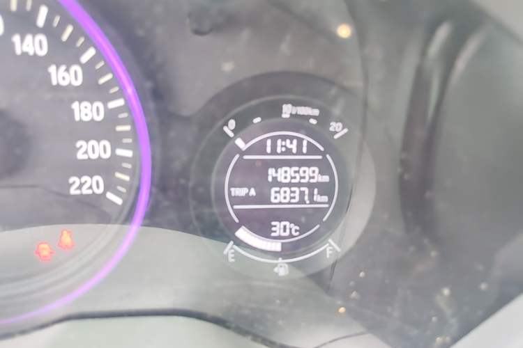 Used Honda Vezel 2015 1.5L CVT two-wheel drive Comfort trim Odometer Close Up