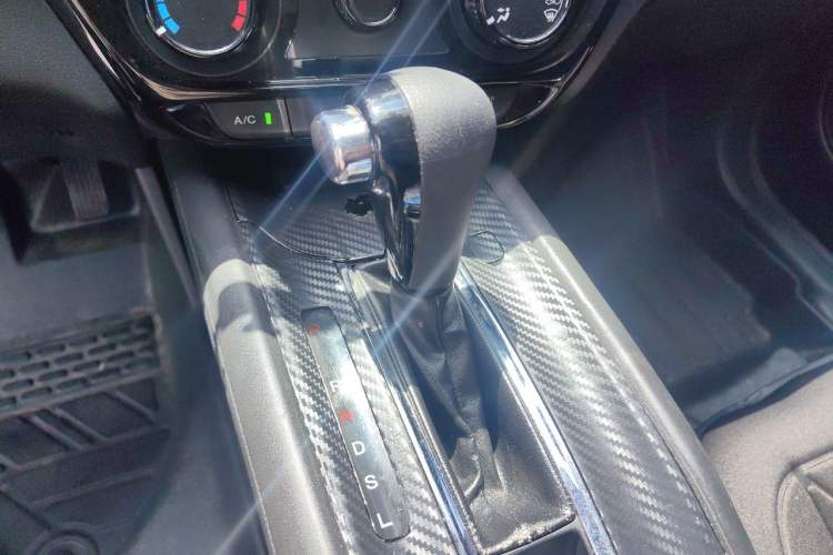 Used Honda Vezel 2015 1.5L CVT two-wheel drive Comfort trim Gear Lever