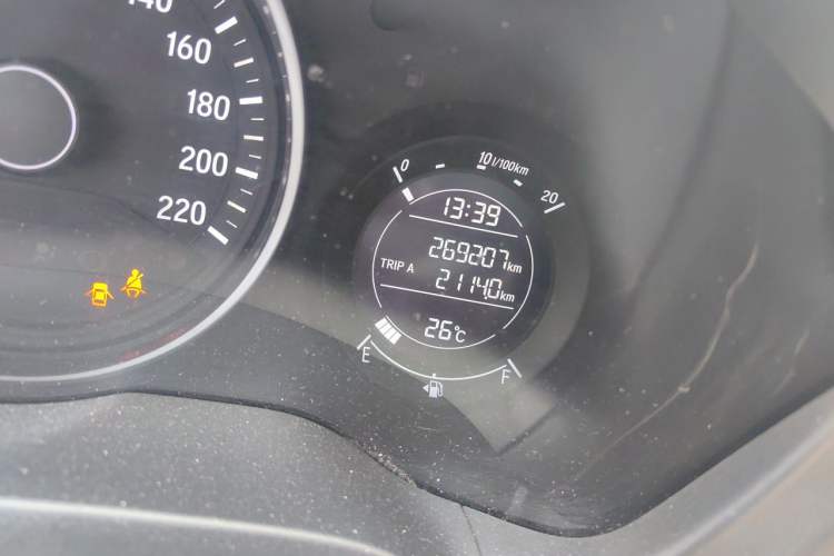 Used Honda Vezel 2015 1.5L CVT two-wheel drive Comfort trim Odometer Close Up