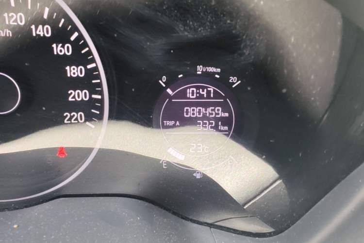 Used Honda Vezel 2015 1.5L CVT two-wheel drive Comfort trim Odometer Close Up