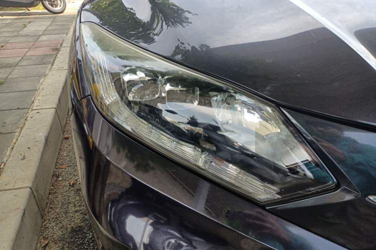Used Honda Vezel 2015 1.8L CVT 2WD Luxury Model Right Front Headlight