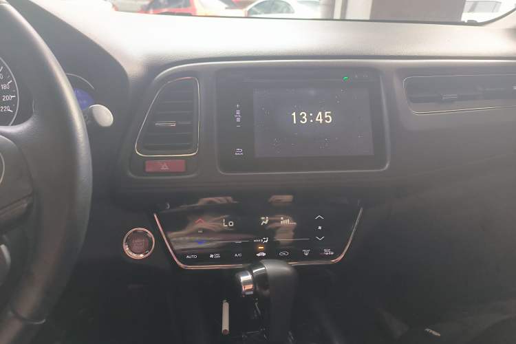 Used Honda Vezel 2015 1.8L CVT 2WD Luxury Model Center Console