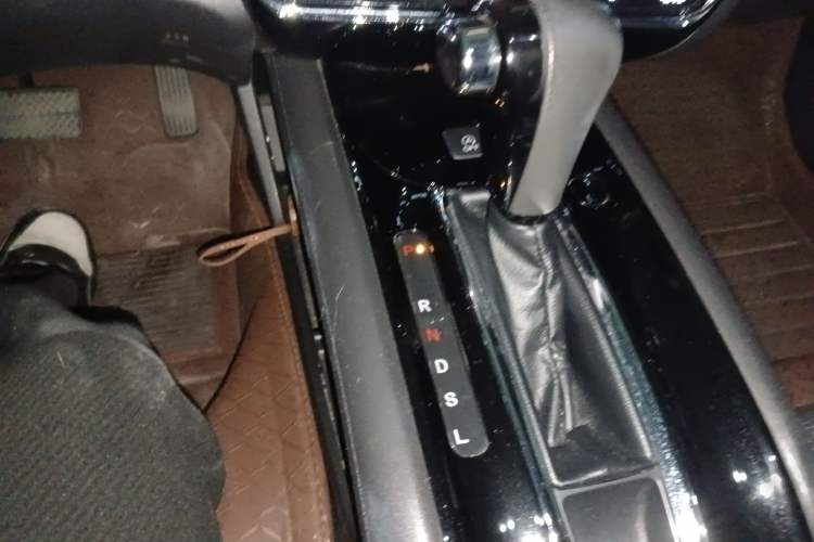 Used Honda Vezel 2015 1.8L CVT 2WD Luxury Model Gear Lever