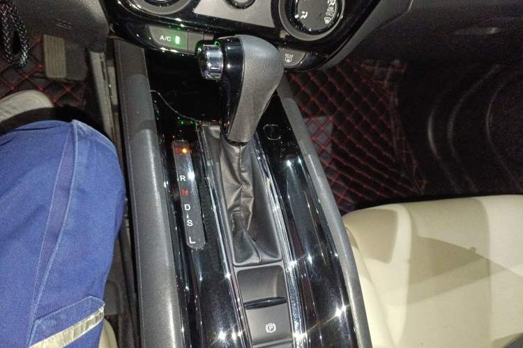 Used Honda Vezel 2015 1.5L CVT two-wheel drive Comfort trim Gear Lever