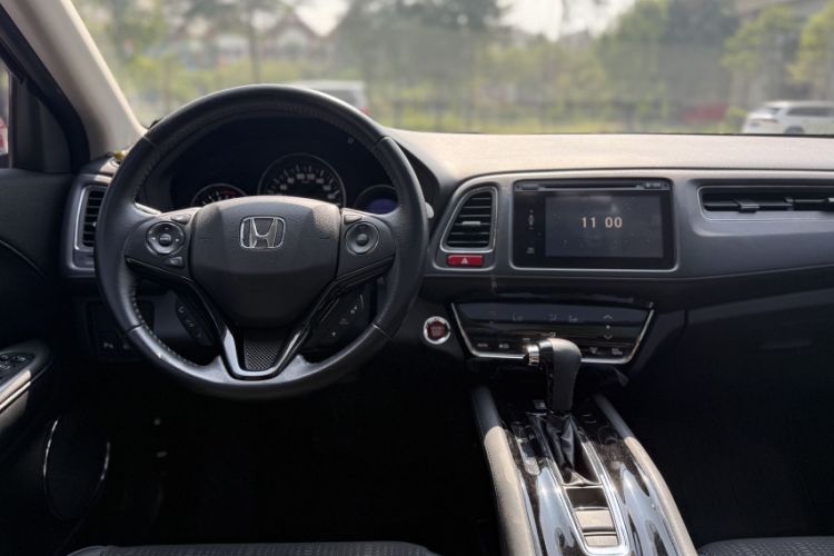 Used Honda Vezel 2015 1.8L CVT 2WD Luxury Model Interior 3