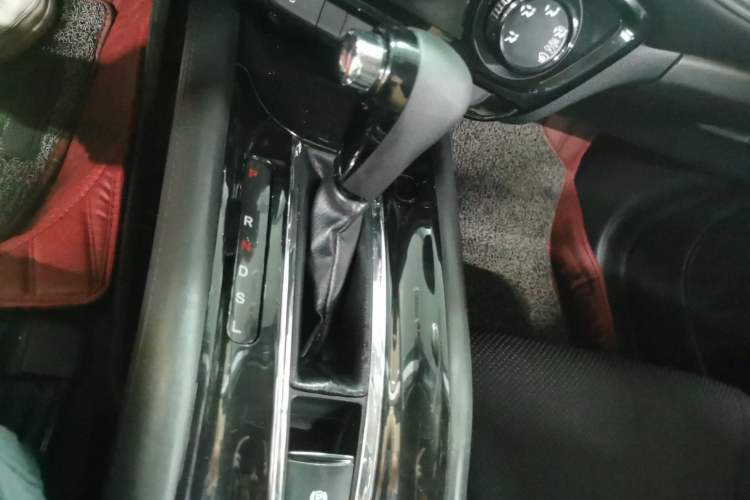 Used Honda Vezel 2015 1.5L CVT two-wheel drive Comfort trim Interior 3