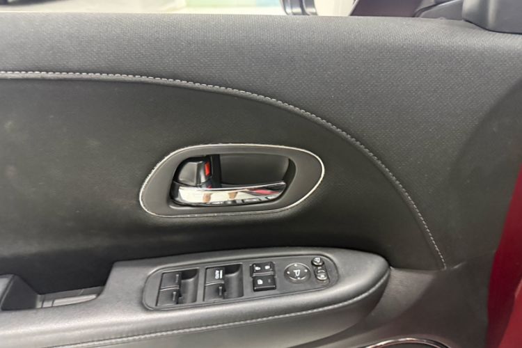 Used Honda Vezel 2015 1.8L CVT 2WD Luxury Model Interior 5