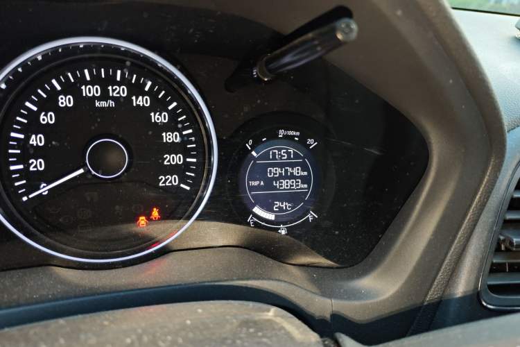 Used Honda Vezel 2015 1.5L CVT two-wheel drive Comfort trim Odometer Close Up